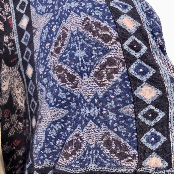 “Lucky Brand” notch collar, 3/4 sleeve navy & lt. blue print top - size M - Picture 11 of 12